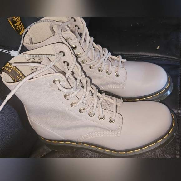 Dr. Martens 1460 Pascal Virginia Leather Lace Up Boots 'Vintage Taupe' size 6 - Picture 9 of 16